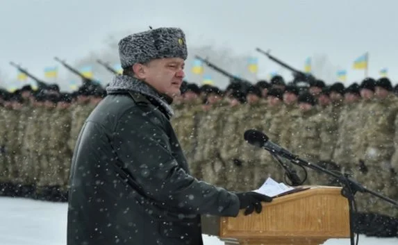 Порошенко приказал не выпускать из страны мужчин призывного возраста