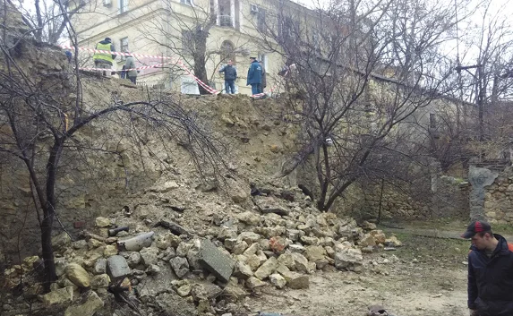 На улице Советской обрушилась подпорная стенка