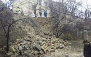 На улице Советской обрушилась подпорная стенка