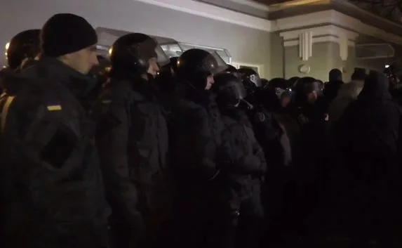 В Киеве штурмуют администрацию президента Украины