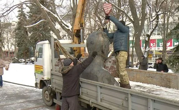 На аллее Героев в Чернигове снесли бюсты советских деятелей