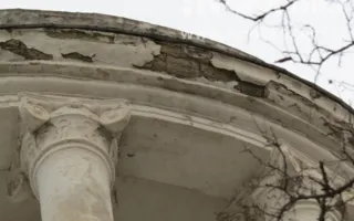 На площади Лазарева в любой момент может обрушиться карниз