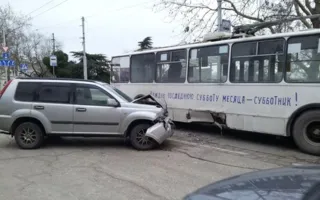 В Севастополе на Суворова иномарка въехала в троллейбус