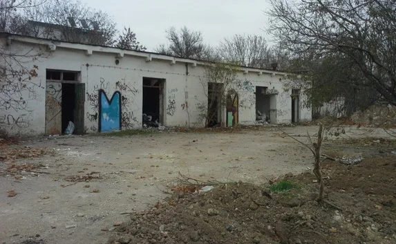 В парке Победы просят снести недостроенные бараки
