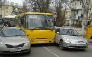 В Севастополе водитель автобуса «растолкал» две иномарки