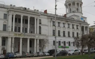 В Севастополе на площади Лазарева обрушился аварийный карниз