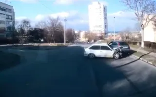 Видеофиксатор заснял момент столкновения авто на Фадеева