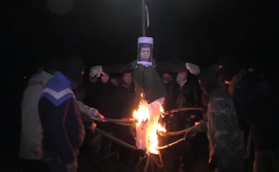 В Мариуполе на Масленицу сожгли чучело Януковича