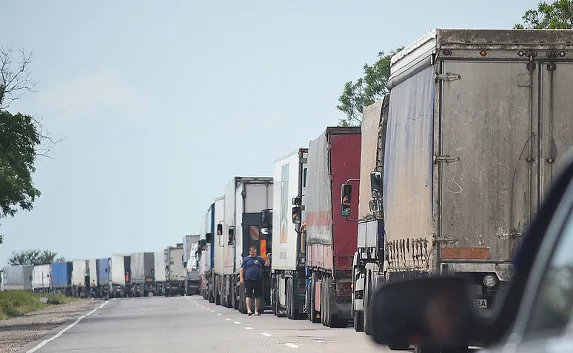 Время простоя фур на крымских пунктах пропуска достигает недели