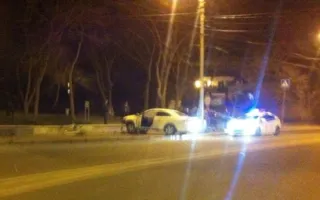 На Ушакова врезалась в бордюр машина со свадебной атрибутикой