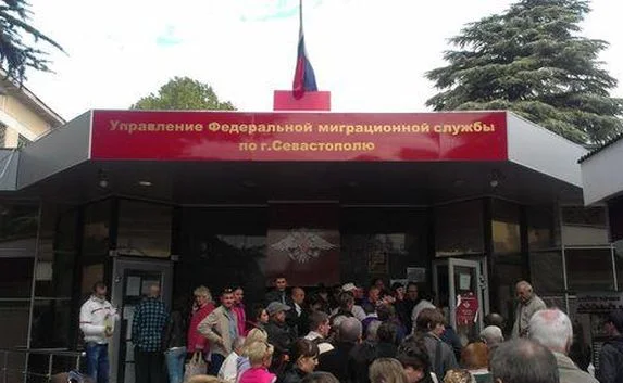 Жалобы стали поступать и на поведение людей в очередях под ФМС