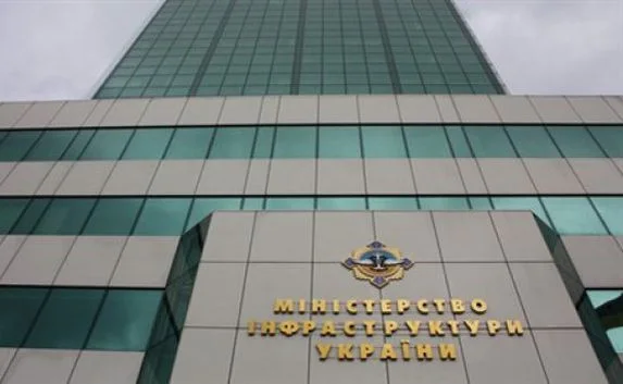 Под зданием Мининфраструктуры в Киеве приготовили шины