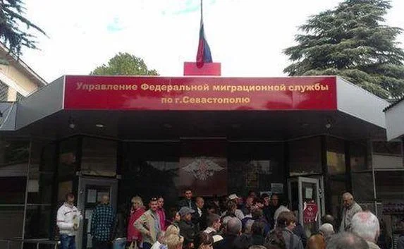 СМИ: В УФМС Севастополя игнорируют поручение губернатора