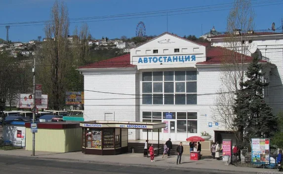СМИ: На автовокзале Севастополя появились неизвестные военные