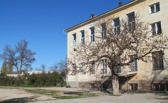 Школьную библиотеку в Севастополе освободили от магазина