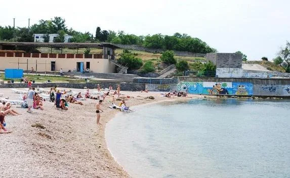 Водолазы в Севастополе исследуют побережье возле пляжей