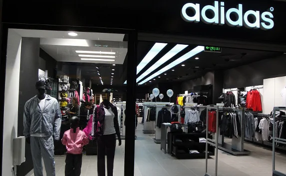 «Adidas» закроет двести своих магазинов в России