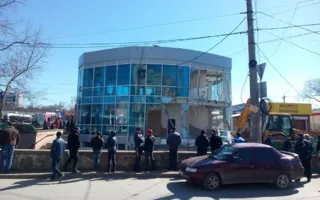 В Симферополе неизвестные сносят торговый центр