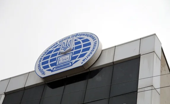В Крыму ещё встречаются здания госучреждений с украинским гербом