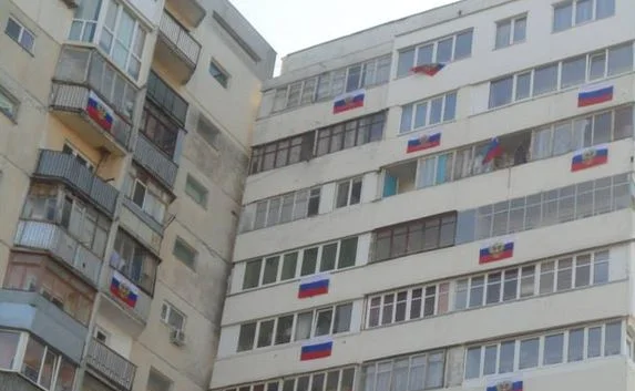 Севастопольцев призывают вновь вывесить флаги России на домах