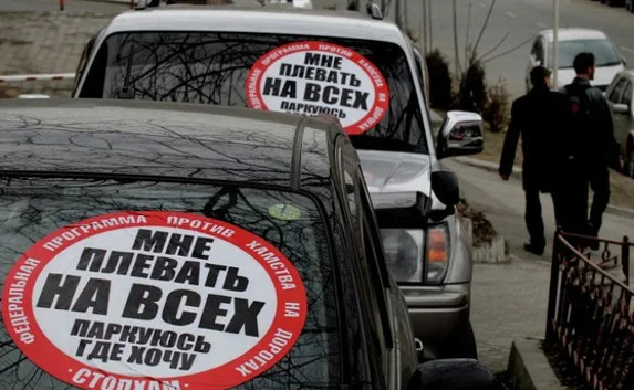«СтопХам»: в Симферополе правила парковки нарушают чиновники