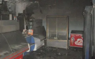 В Нахимовском районе тушили пожар в магазине продуктов