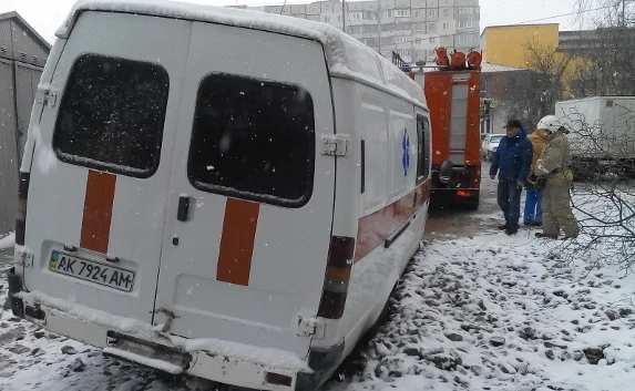 В Симферополе скорая помощь застряла в яме на дороге