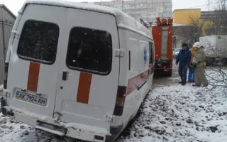 В Симферополе скорая помощь застряла в яме на дороге