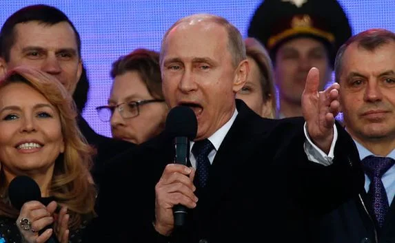 Путин спел гимн России на концерте в Москве