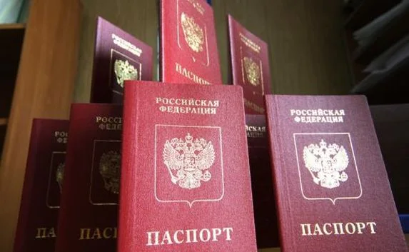 Для получения загранпаспорта в Севастополе очередь занимают ночью