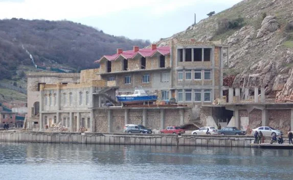 Самовольные постройки на Таврической набережной снесут