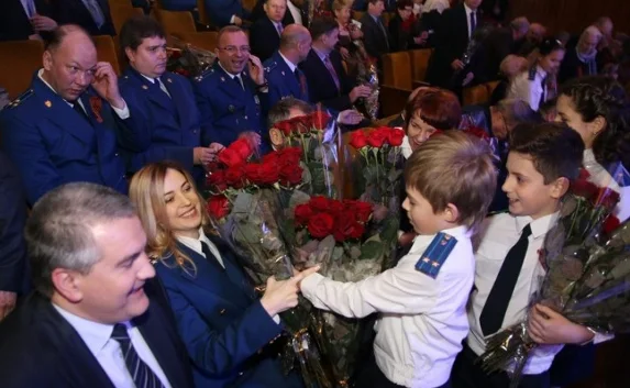 Поклонская вывозила букеты со дня Рождения на нескольких авто