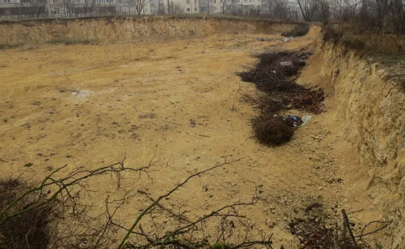 Заброшенный котлован под роддомом № 2 превращается в свалку