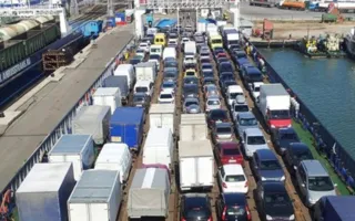 Перед Керченской переправой строят две накопительные парковки