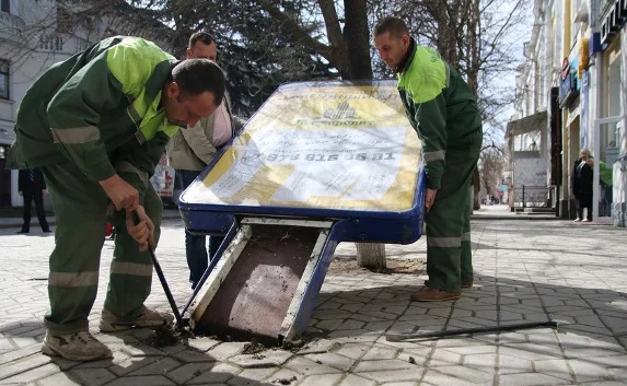 В центре Симферополя снесли 35 незаконных ситилайтов