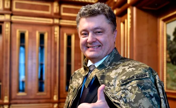 Порошенко надел камуфляж с нашивкой «Циничный бандера»