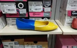 В Симферополе продают обувь в жёлто-голубых цветах