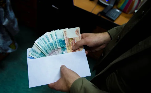 Главу медкомиссии портовой больницы Керчи поймали на взятке 