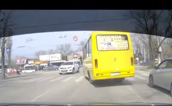 В Севастополе водитель автобуса 14-го маршрута ездит по своим правилам
