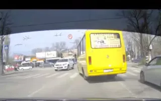 В Севастополе водитель автобуса 14-го маршрута ездит по своим правилам