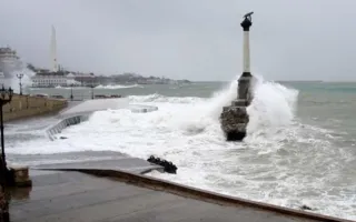 В Севастополе из-за шторма закрыт рейд