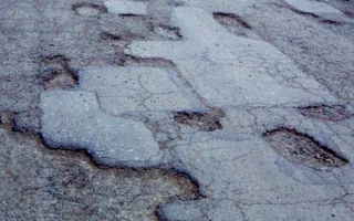 В Симферополе вместо капитального ремонта дороги начали ямочный