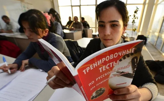 Тест для мигрантов, желающих переехать в Россию, усложнят