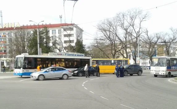 В центре Севастополя ДТП парализовало работу транспорта