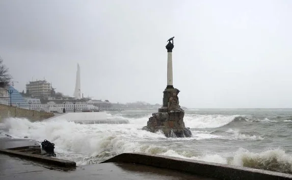 В Севастополе из-за волнения на море перекрыт рейд 