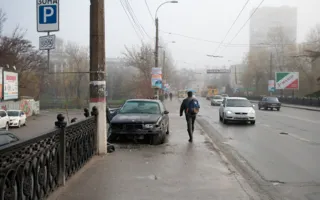 В Симферополе «BMW» снёс ограждение моста через Салгир