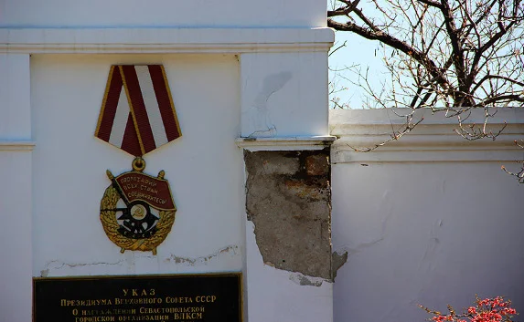 В центре Севастополя памятник требует ремонта