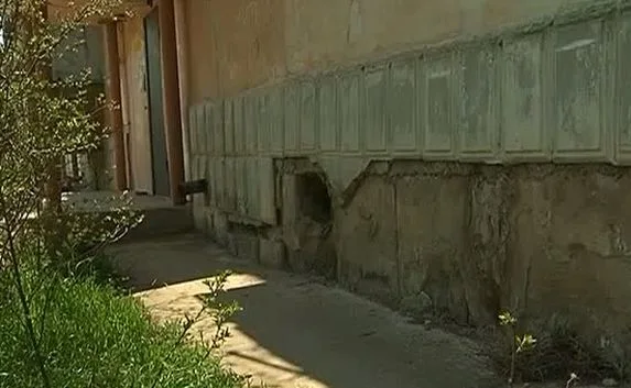 На улице Фёдоровской в Севастополе рушится дом