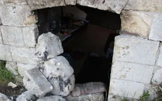 В Севастополе на старом кладбище в склепе живут люди