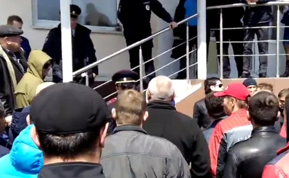 На переправе в порту «Кавказ» дальнобойщики скандалят с полицией
